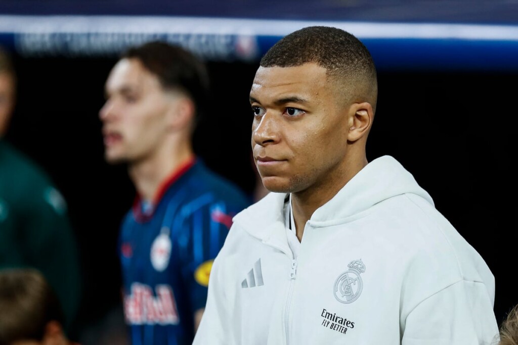 Kylian Mbappé vu à Paris avec une jeune femme mystérieuse (Photos) Kylian Mbappé vu à Paris avec une jeune femme mystérieuse (Photos)