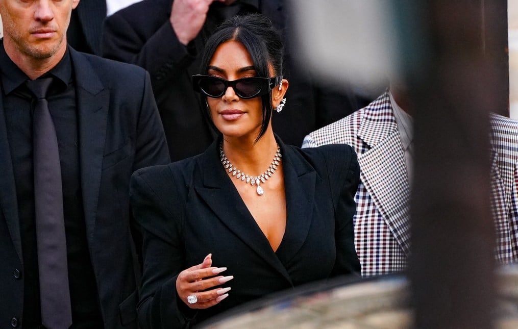 Kim Kardashian exhibe des diamants malgré son procès pour un vol de 7 millions Kim Kardashian exhibe des diamants malgré son procès pour un vol de 7 millions