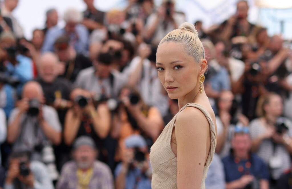 Cannes 2025 : Pom Klementieff fait sensation en robe audacieuse avec bretelle tombante et fesse visible Cannes 2025 : Pom Klementieff fait sensation en robe audacieuse avec bretelle tombante et fesse visible