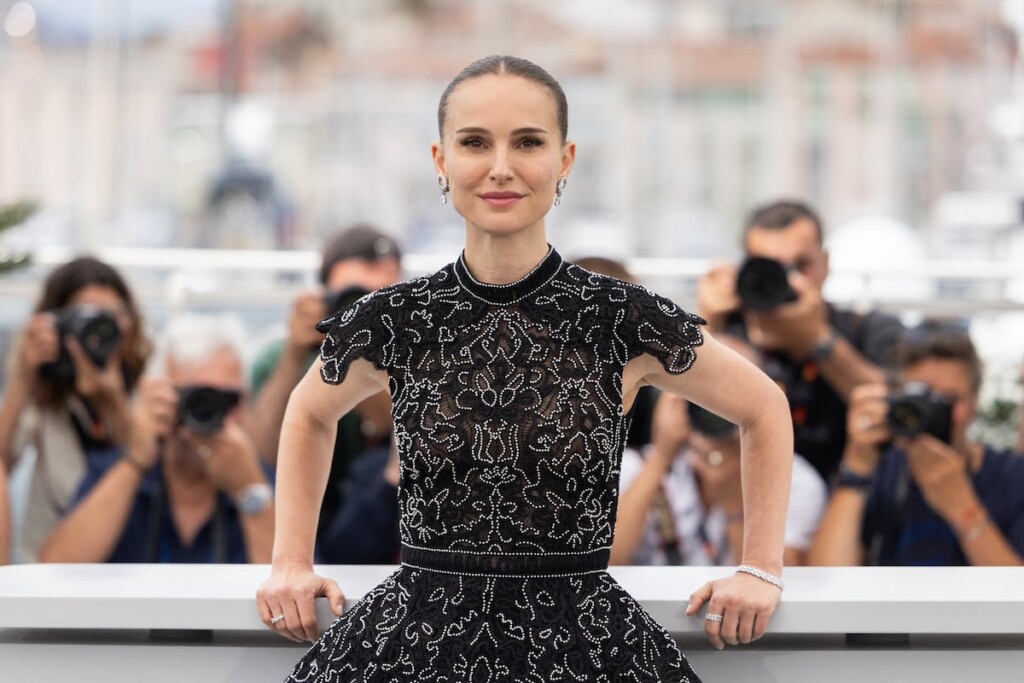 À Cannes 2025, Natalie Portman brille en mini-robe transparente et diamants, jambes sublimes À Cannes 2025, Natalie Portman brille en mini-robe transparente et diamants, jambes sublimes