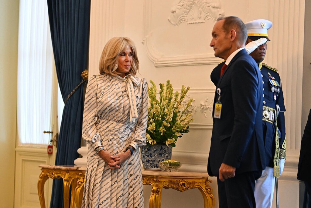 Brigitte Macron en Indonésie : le prix de sa robe en soie exclusive Vuitton après le gifle gate Brigitte Macron en Indonésie : le prix de sa robe en soie exclusive Vuitton après le gifle gate
