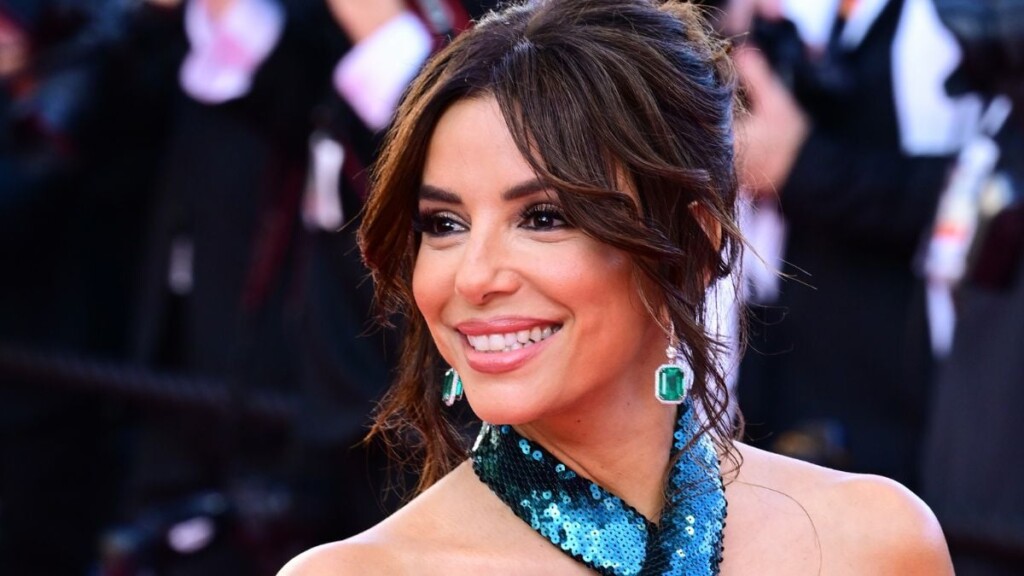 En ajustant sa robe, Eva Longoria dévoile par inadvertance un détail personnel sur le tapis rouge En ajustant sa robe, Eva Longoria dévoile par inadvertance un détail personnel sur le tapis rouge