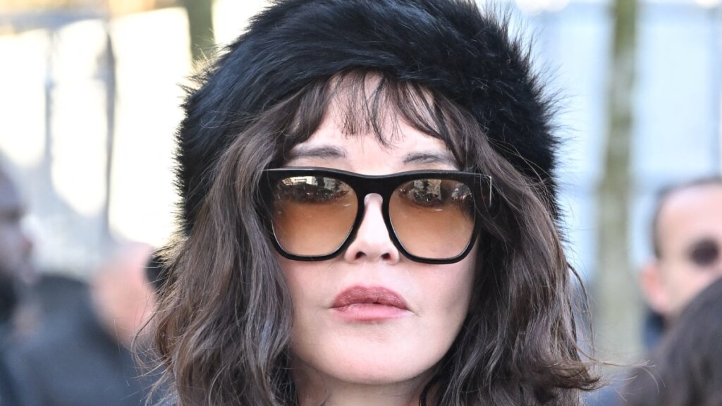 Au festival de Cannes, Isabelle Adjani (69 ans) montre son soutien-gorge Au festival de Cannes, Isabelle Adjani (69 ans) montre son soutien-gorge