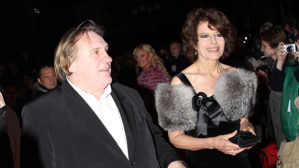Charlotte Arnould dénonce l’indécence de Fanny Ardant, qui collabore avec l’acteur malgré les accusations Charlotte Arnould dénonce l’indécence de Fanny Ardant, qui collabore avec l’acteur malgré les accusations