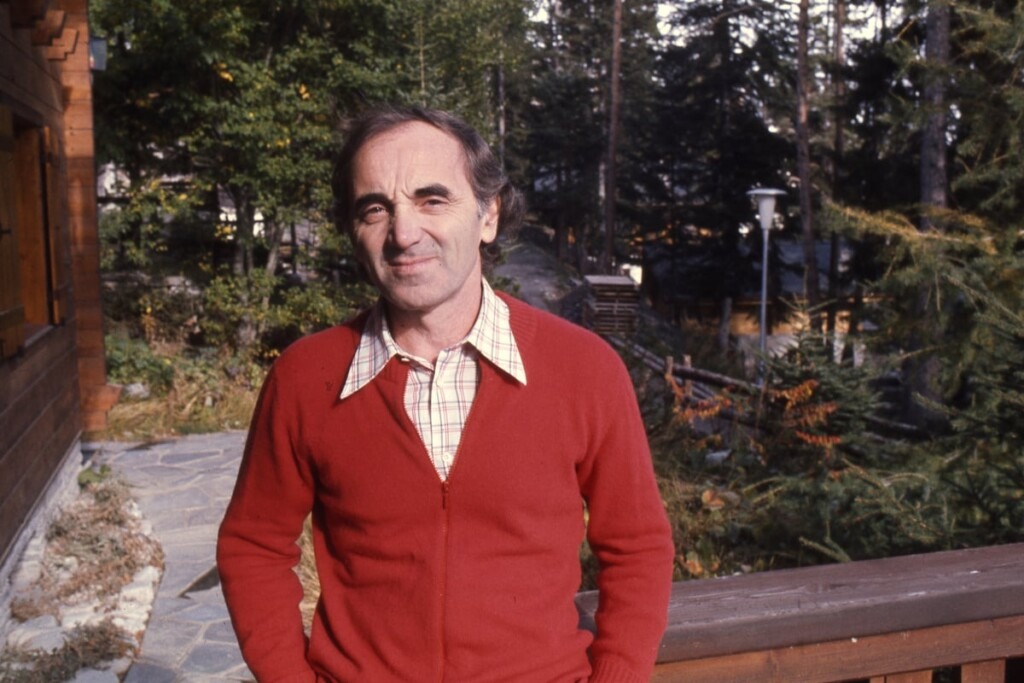 Admirez l’élégant chalet suisse de Charles Aznavour, voisin de son ami Gilbert Bécaud Admirez l’élégant chalet suisse de Charles Aznavour, voisin de son ami Gilbert Bécaud