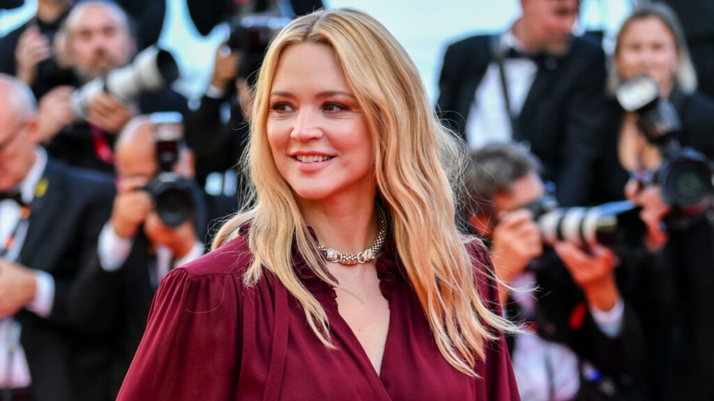 Virginie Efira, 48 ans, apparaît sans soutien-gorge ni pantalon sur le tapis rouge du Festival de Cannes Virginie Efira, 48 ans, apparaît sans soutien-gorge ni pantalon sur le tapis rouge du Festival de Cannes