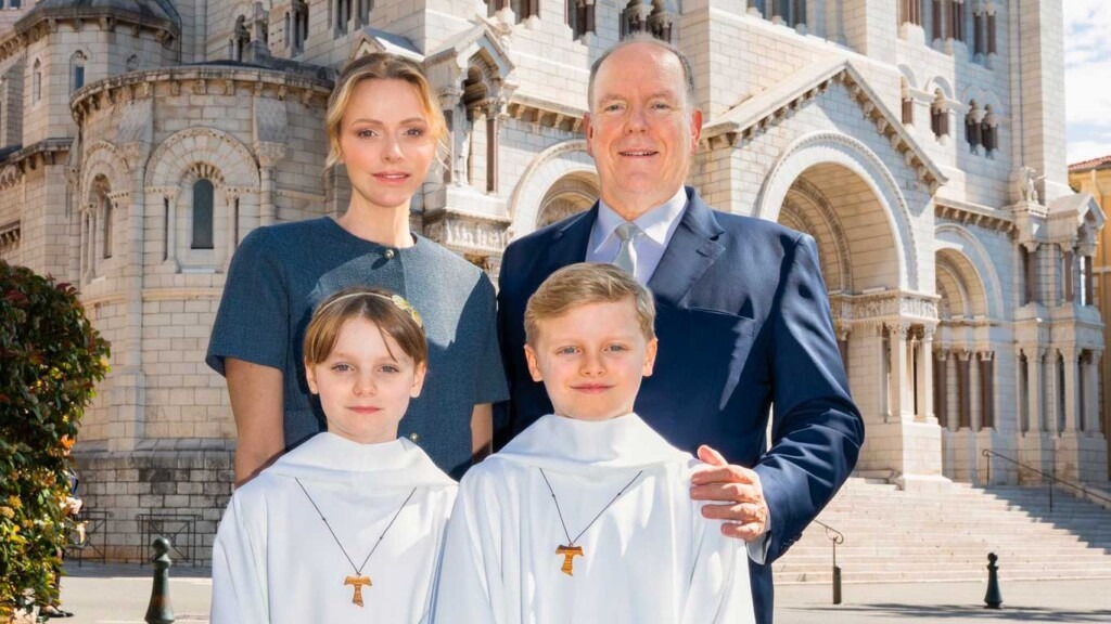 Jacques et Gabriella de Monaco posent en aube après leur première communion Jacques et Gabriella de Monaco posent en aube après leur première communion