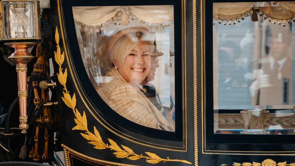 Le roi et la reine de Suède accueillent le couple présidentiel islandais à Stockholm en carrosse Le roi et la reine de Suède accueillent le couple présidentiel islandais à Stockholm en carrosse