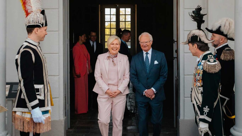 La famille royale de Suède fait ses adieux à la présidente islandaise au château de Rosersberg La famille royale de Suède fait ses adieux à la présidente islandaise au château de Rosersberg