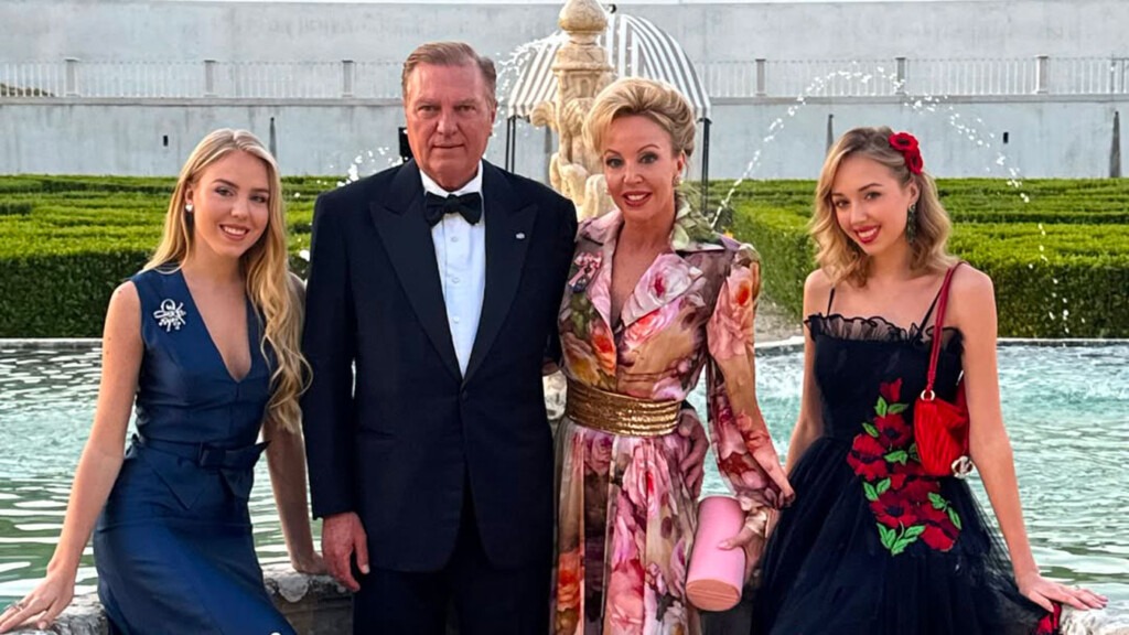 La famille royale des Deux-Siciles a fêté les 30 ans de mariage des ducs de Bragance au palais Correio-Mor La famille royale des Deux-Siciles a fêté les 30 ans de mariage des ducs de Bragance au palais Correio-Mor