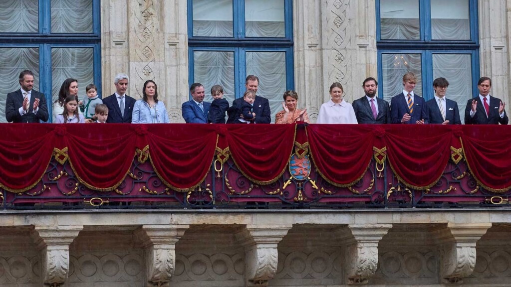 Le grand-duc, la grande-duchesse et leurs enfants au balcon pour clore l’Octave sous la pluie Le grand-duc, la grande-duchesse et leurs enfants au balcon pour clore l’Octave sous la pluie