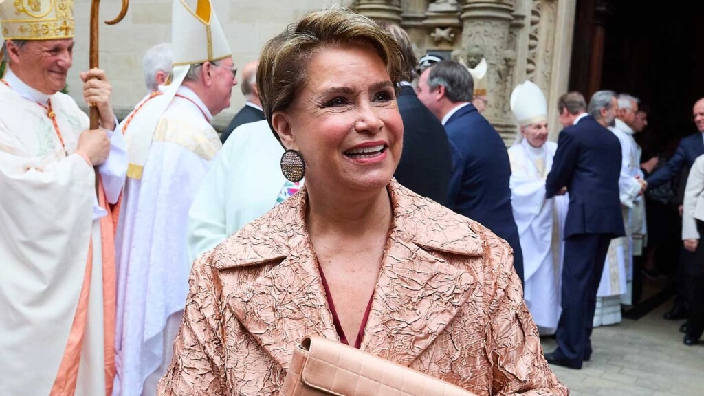 La grande-duchesse Maria Teresa portait un manteau métallisé froissé signé Dries Van Noten La grande-duchesse Maria Teresa portait un manteau métallisé froissé signé Dries Van Noten