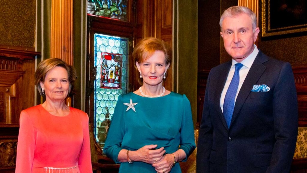 Margareta et Radu de Roumanie reçoivent des juges francophones au château de Peleș Margareta et Radu de Roumanie reçoivent des juges francophones au château de Peleș