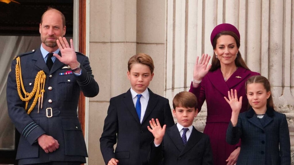 George, Charlotte et Louis de Galles sur le balcon de Buckingham pour fêter les 80 ans de la Libération George, Charlotte et Louis de Galles sur le balcon de Buckingham pour fêter les 80 ans de la Libération