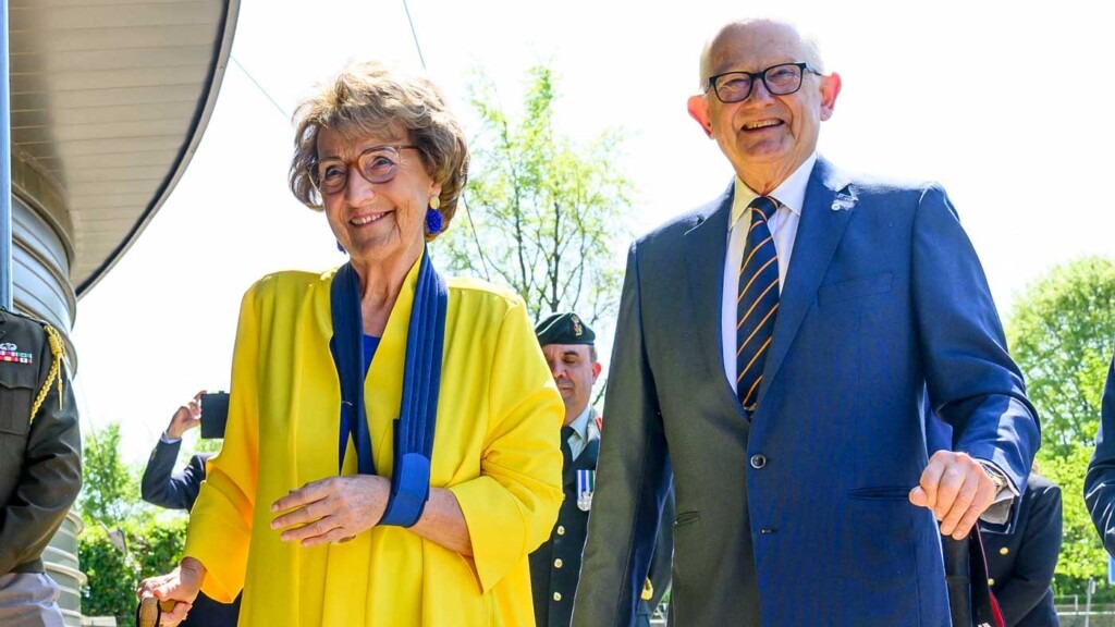 La princesse Margriet rend hommage aux autochtones libérateurs, malgré son bras en écharpe La princesse Margriet rend hommage aux autochtones libérateurs, malgré son bras en écharpe