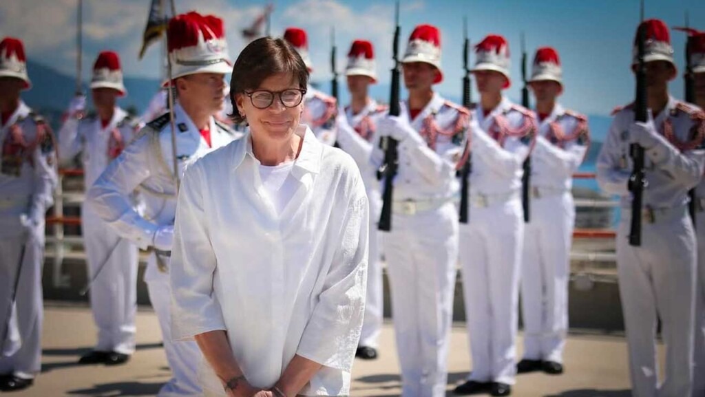 La princesse Stéphanie remet les insignes à huit nouveaux membres des carabiniers du prince La princesse Stéphanie remet les insignes à huit nouveaux membres des carabiniers du prince