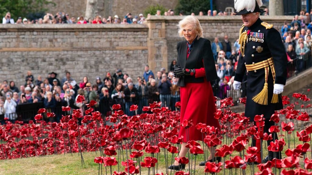 La reine Camilla termine la plantation de 30 000 coquelicots en céramique à la Tour de Londres La reine Camilla termine la plantation de 30 000 coquelicots en céramique à la Tour de Londres