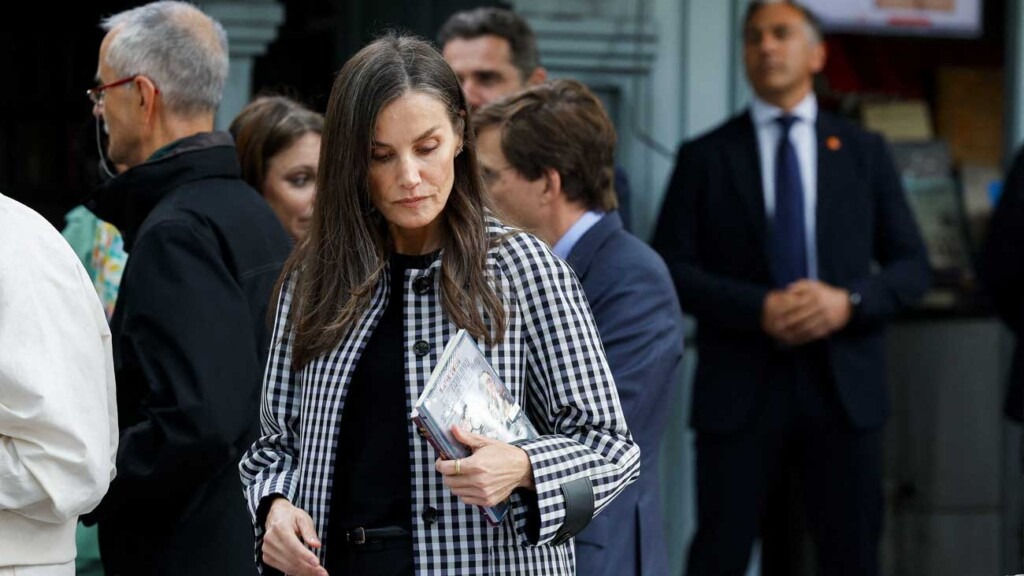 La Reine Letizia fête le centenaire des bouquinistes de la Cuesta de Moyano La Reine Letizia fête le centenaire des bouquinistes de la Cuesta de Moyano