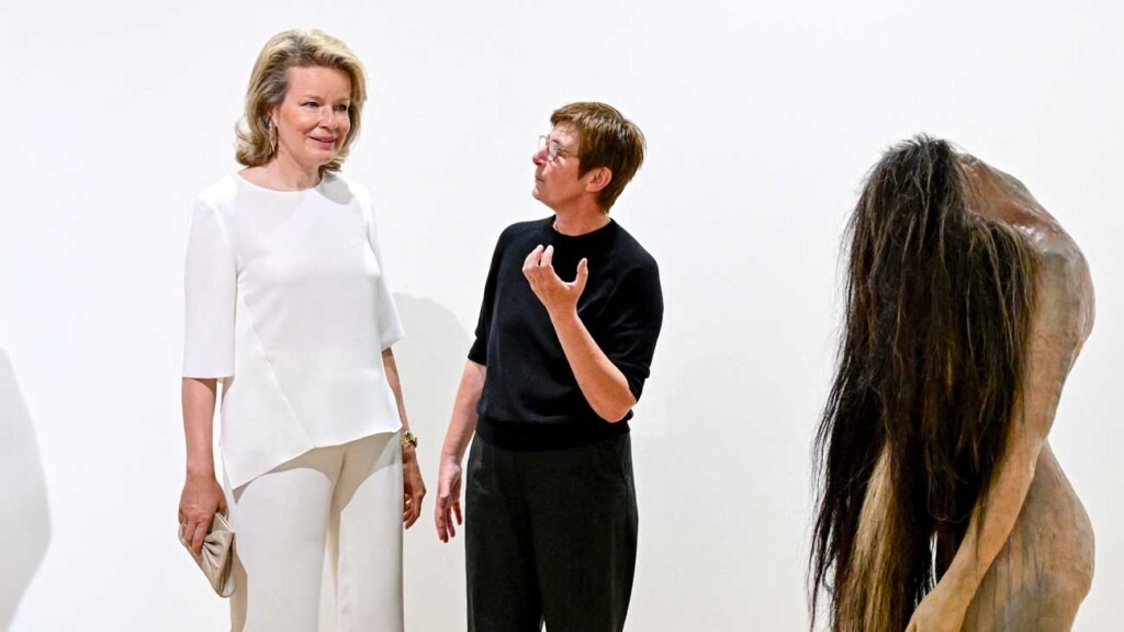 La Reine Mathilde visite l’exposition de Berlinde De Bruyckere avec une attention particulière La Reine Mathilde visite l’exposition de Berlinde De Bruyckere avec une attention particulière