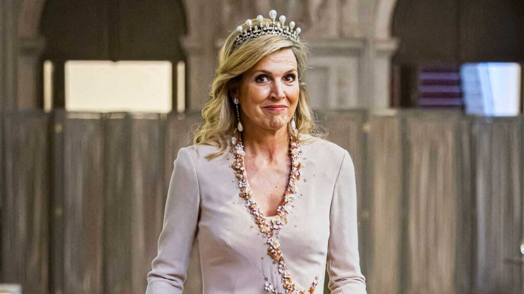 La reine Máxima porte un diadème de perles anciennes pour recevoir le corps diplomatique à Amsterdam La reine Máxima porte un diadème de perles anciennes pour recevoir le corps diplomatique à Amsterdam