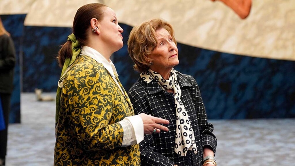 La reine Sonja visite l’exposition de Tori Wrånes au Festival international de Bergen La reine Sonja visite l’exposition de Tori Wrånes au Festival international de Bergen