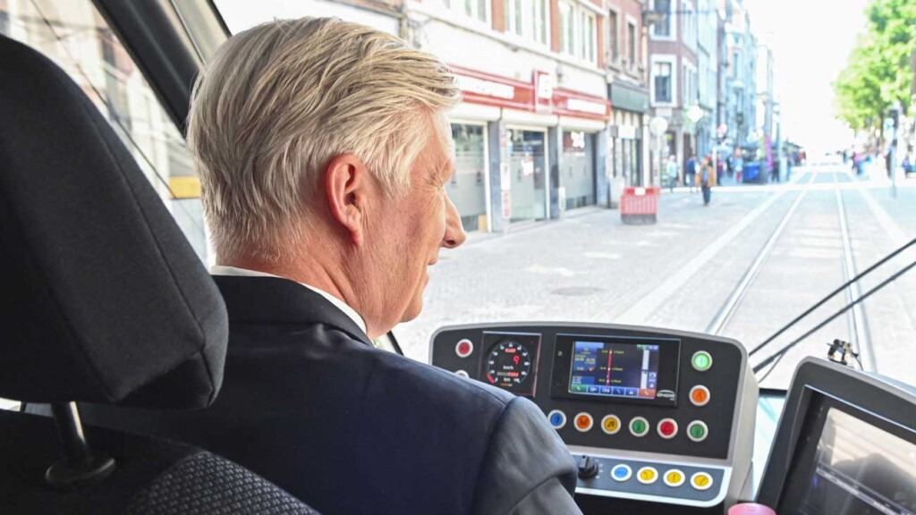 Le roi Philippe conduit le tramway à Liège Le roi Philippe conduit le tramway à Liège