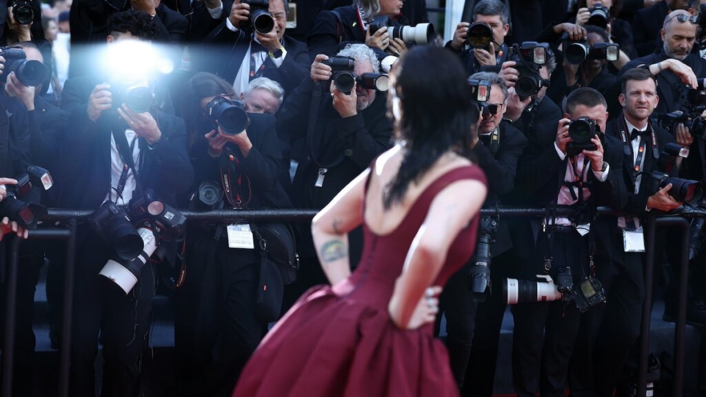 À Cannes, elle soulève sa jupe pendant un photo call, défiant toute retenue et pudeur À Cannes, elle soulève sa jupe pendant un photo call, défiant toute retenue et pudeur