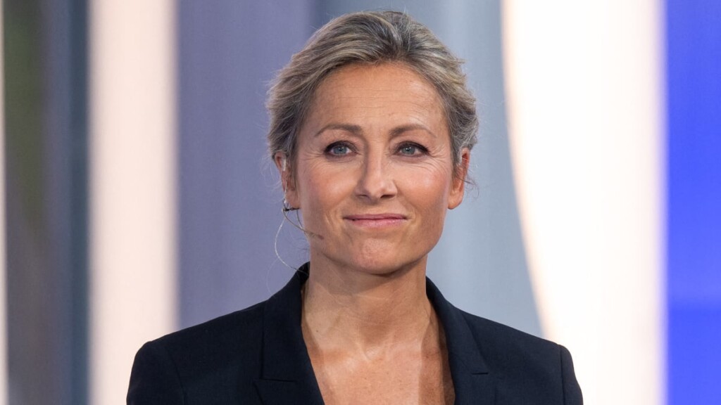 Anne-Sophie Lapix, 53 ans, se détend durant le journal télévisé sur France 2 Anne-Sophie Lapix, 53 ans, se détend durant le journal télévisé sur France 2