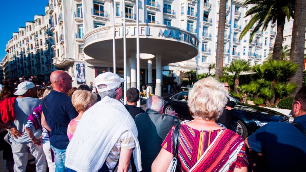 Stupeur à Cannes : une célébrité voit la porte de sa chambre défoncée à coups de hache Stupeur à Cannes : une célébrité voit la porte de sa chambre défoncée à coups de hache