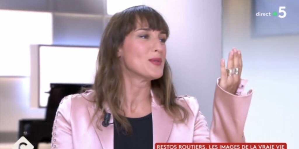 Lors de C à Vous, Pierre Lescure dévoile par erreur le cadeau de Juliette Armanet à une amie Lors de C à Vous, Pierre Lescure dévoile par erreur le cadeau de Juliette Armanet à une amie