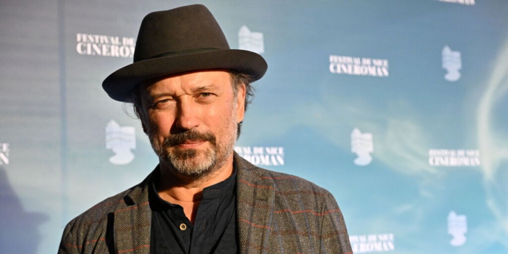 Lors d’une interview mémorable, Vincent Perez a parlé de son amour pour Carla Bruni, mariée à Sarkozy Lors d’une interview mémorable, Vincent Perez a parlé de son amour pour Carla Bruni, mariée à Sarkozy