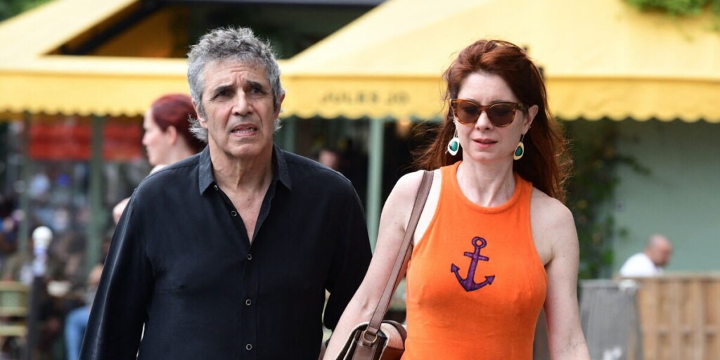 Julien Clerc évoque librement sa relation avec une femme plus jeune et leur écart d’âge Julien Clerc évoque librement sa relation avec une femme plus jeune et leur écart d’âge