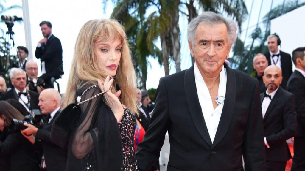 Arielle Dombasle vit dans un élégant appartement avec BHL, près de l’Élysée Arielle Dombasle vit dans un élégant appartement avec BHL, près de l’Élysée