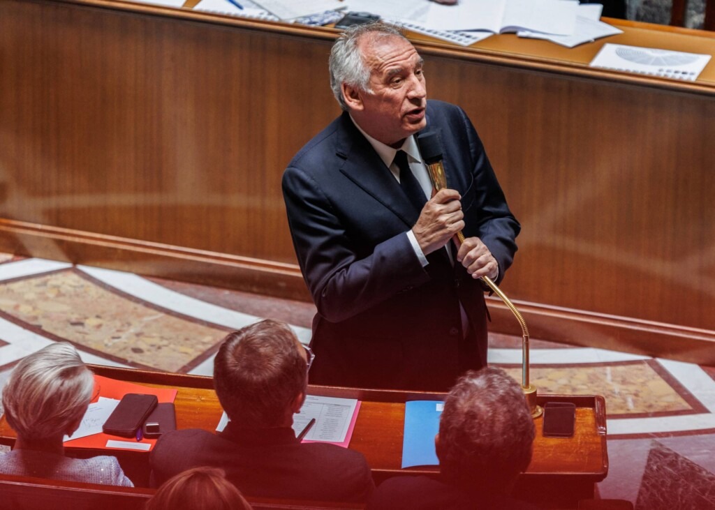 Fuite à l’Assemblée nationale : François Bayrou dans une scène surréaliste Fuite à l’Assemblée nationale : François Bayrou dans une scène surréaliste