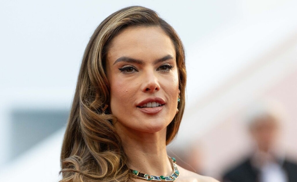 Alessandra Ambrósio fait sensation en string et porte-jarretelles dans les rues Alessandra Ambrósio fait sensation en string et porte-jarretelles dans les rues