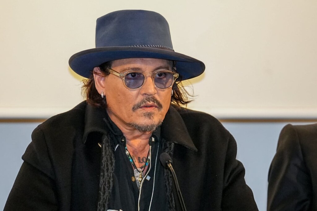Selon Johnny Depp, trois de ses proches l’auraient trahi Selon Johnny Depp, trois de ses proches l’auraient trahi