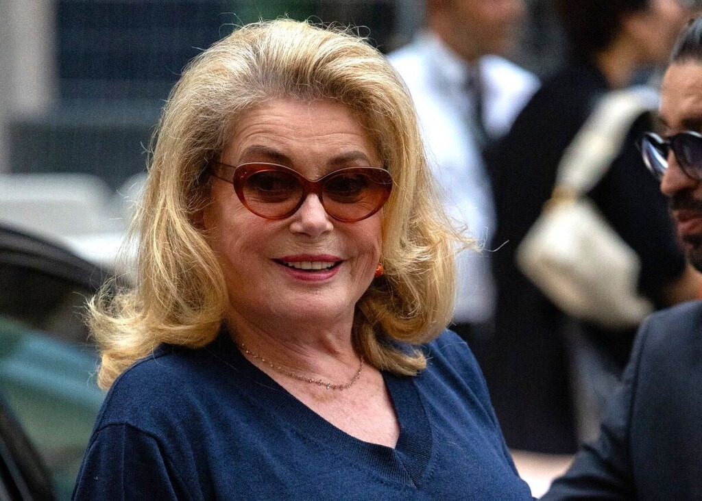 Catherine Deneuve, Emmanuelle Béart et Clotilde Courau ont ébloui à un défilé plein de stars et de styles Catherine Deneuve, Emmanuelle Béart et Clotilde Courau ont ébloui à un défilé plein de stars et de styles