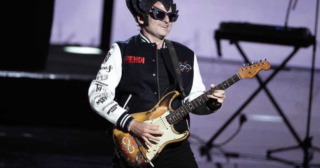 Matthieu Chedid, fasciné par sa fille Billie, enchante le public de Solidays Matthieu Chedid, fasciné par sa fille Billie, enchante le public de Solidays