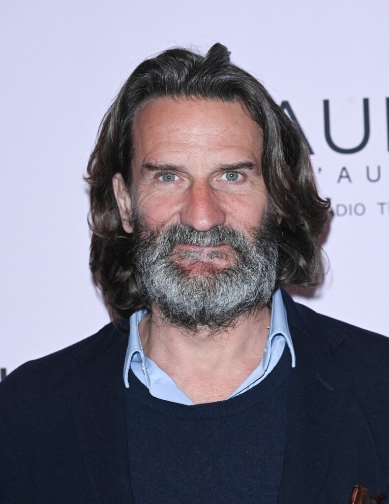 Frédéric Beigbeder parle librement de son mariage avec Lara, le qualifiant de grandes bêtises Frédéric Beigbeder parle librement de son mariage avec Lara, le qualifiant de grandes bêtises