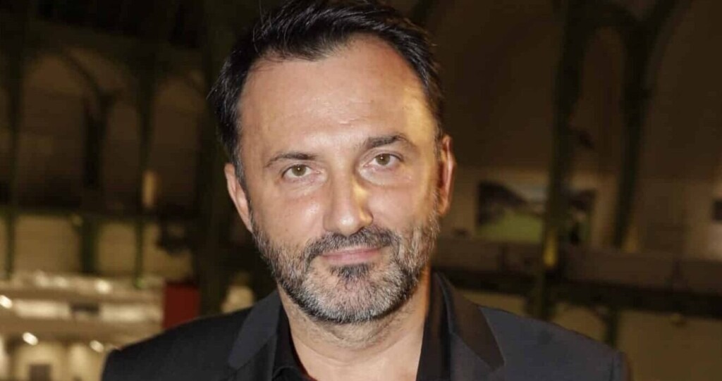 Frédéric Lopez dans une situation délicate : l’animateur visé par des escrocs en ligne Frédéric Lopez dans une situation délicate : l’animateur visé par des escrocs en ligne