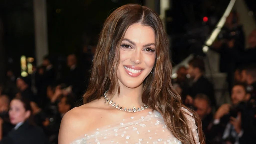 Iris Mittenaere, 32 ans, brise les tabous et exprime ses convictions politiques avec assurance Iris Mittenaere, 32 ans, brise les tabous et exprime ses convictions politiques avec assurance