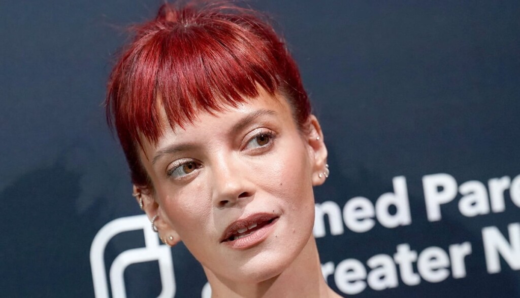 Lily Allen, 40 ans, attire l’attention en collants échancrés et sans soutien-gorge après sa séparation Lily Allen, 40 ans, attire l’attention en collants échancrés et sans soutien-gorge après sa séparation