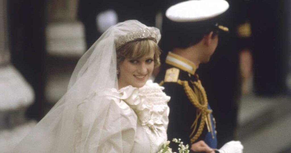 Le mariage de Lady Diana : un lien étonnant avec Camilla Parker Bowles dans le code de sa robe Le mariage de Lady Diana : un lien étonnant avec Camilla Parker Bowles dans le code de sa robe