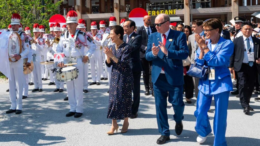 Le prince Albert II et la princesse Stéphanie visitent le pavillon monégasque à Osaka avec la princesse Hisako Le prince Albert II et la princesse Stéphanie visitent le pavillon monégasque à Osaka avec la princesse Hisako