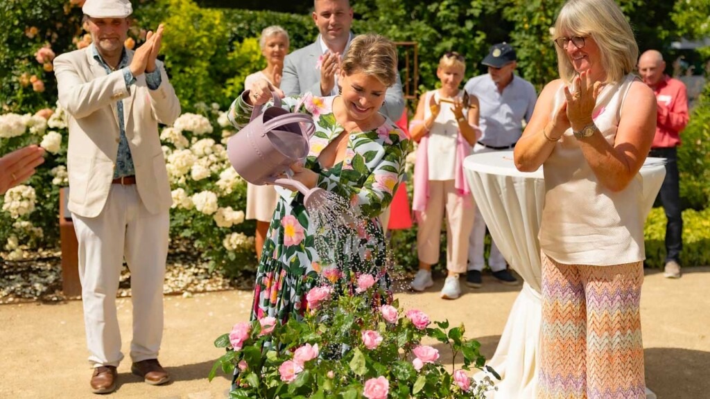 La Grande-Duchesse Maria Teresa offre une rose pour soutenir la lutte contre le cancer du sein La Grande-Duchesse Maria Teresa offre une rose pour soutenir la lutte contre le cancer du sein