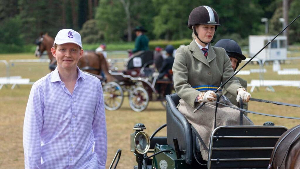 Lady Louise appuyée par son petit ami Felix lors des courses d’attelage à Sandringham Lady Louise appuyée par son petit ami Felix lors des courses d’attelage à Sandringham