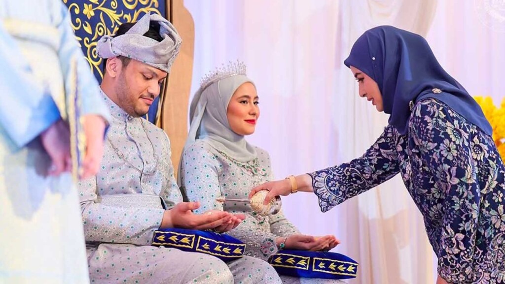 La princesse Sarina de Perak se marie en présence de la reine Zarith Sofiah de Malaisie La princesse Sarina de Perak se marie en présence de la reine Zarith Sofiah de Malaisie