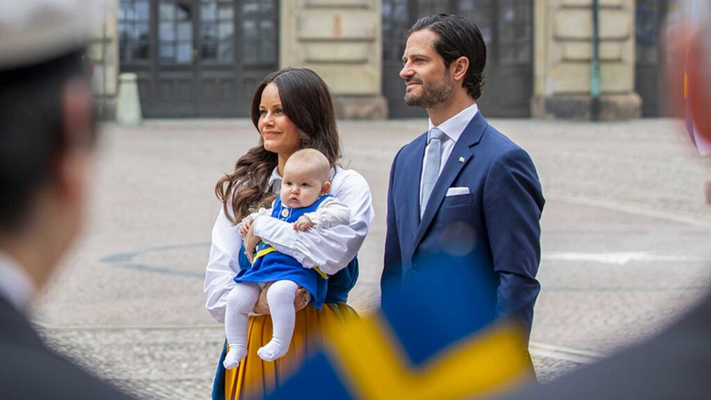 À 4 mois, la princesse Ines a fait son premier bain de foule en costume national suédois À 4 mois, la princesse Ines a fait son premier bain de foule en costume national suédois