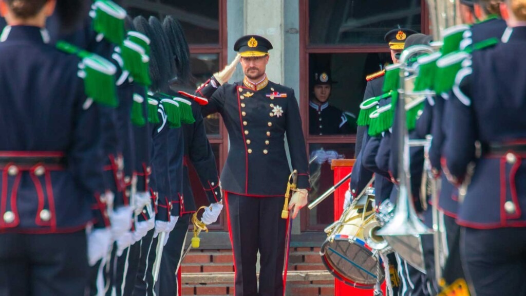 Le prince héritier Haakon inspecte la garde au nom de son père Le prince héritier Haakon inspecte la garde au nom de son père