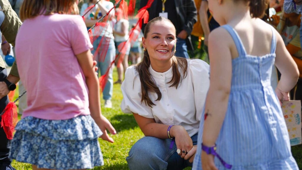 La princesse Ingrid Alexandra brille en solo auprès des enfants au festival Miniøya La princesse Ingrid Alexandra brille en solo auprès des enfants au festival Miniøya